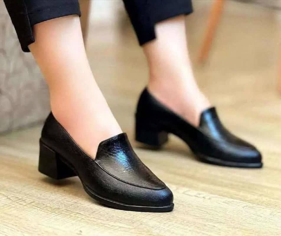 کفش طبی ساده پاشنه دار رویه براق کفش طبی ساده پاشنه دار رویه براق